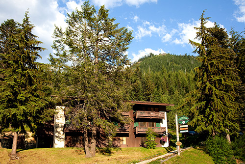 villageInnFarOut The Village Inn at Crystal Mountain